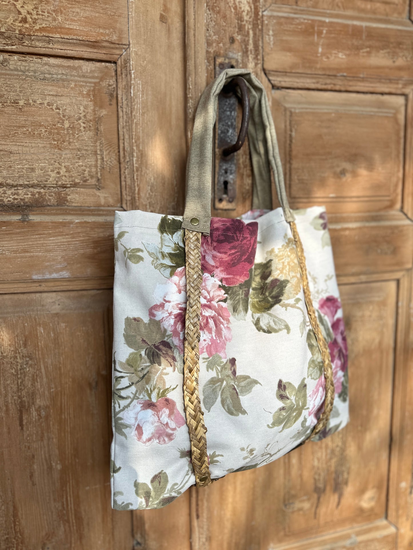 Moskana rose tote bag with straw handles for carrying a hat