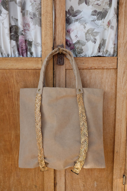 Moskana Beige tote bag with straw handles for carrying a hat